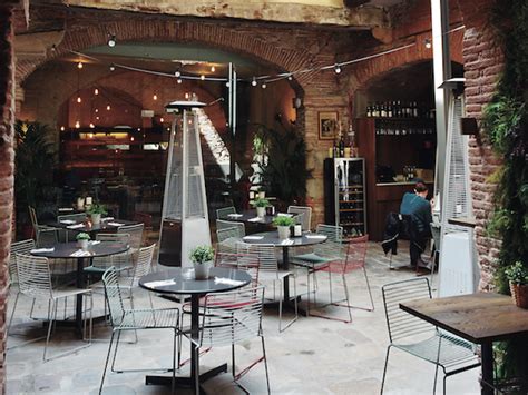 15 patios preciosos para comer y beber en Barcelona